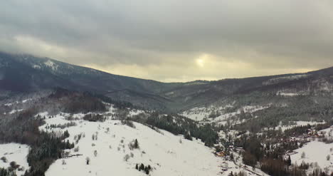 Wald-Mit-Schnee-Bedeckt-Luftbild-Luftbild-Des-Dorfes-In-Den-Bergen-6