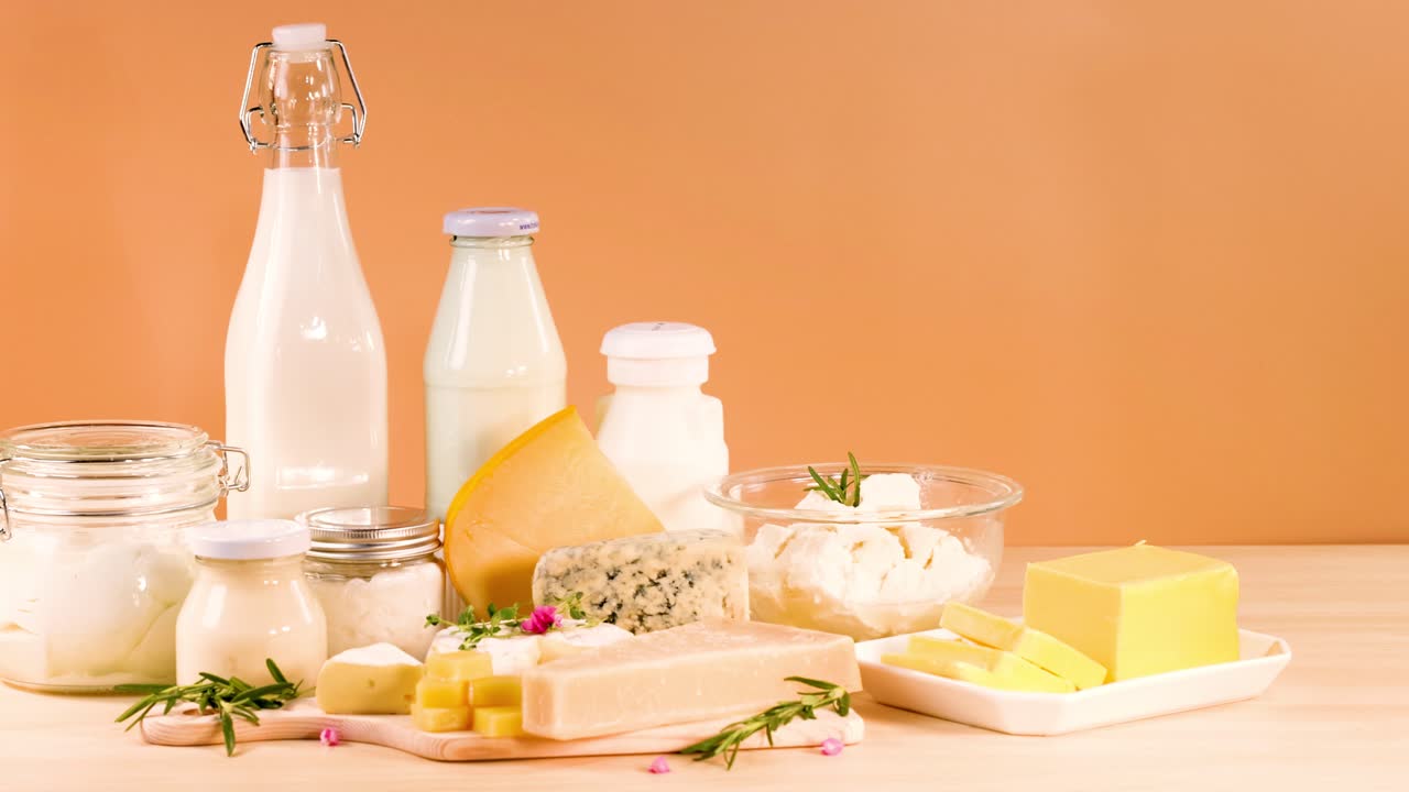 Produits laitiers variés soigneusement disposés sur une table