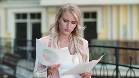 closeup woman working with papers. businesswoman reading documents outdoor