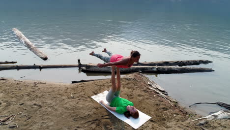 dos mujeres practican acroyoga 4k