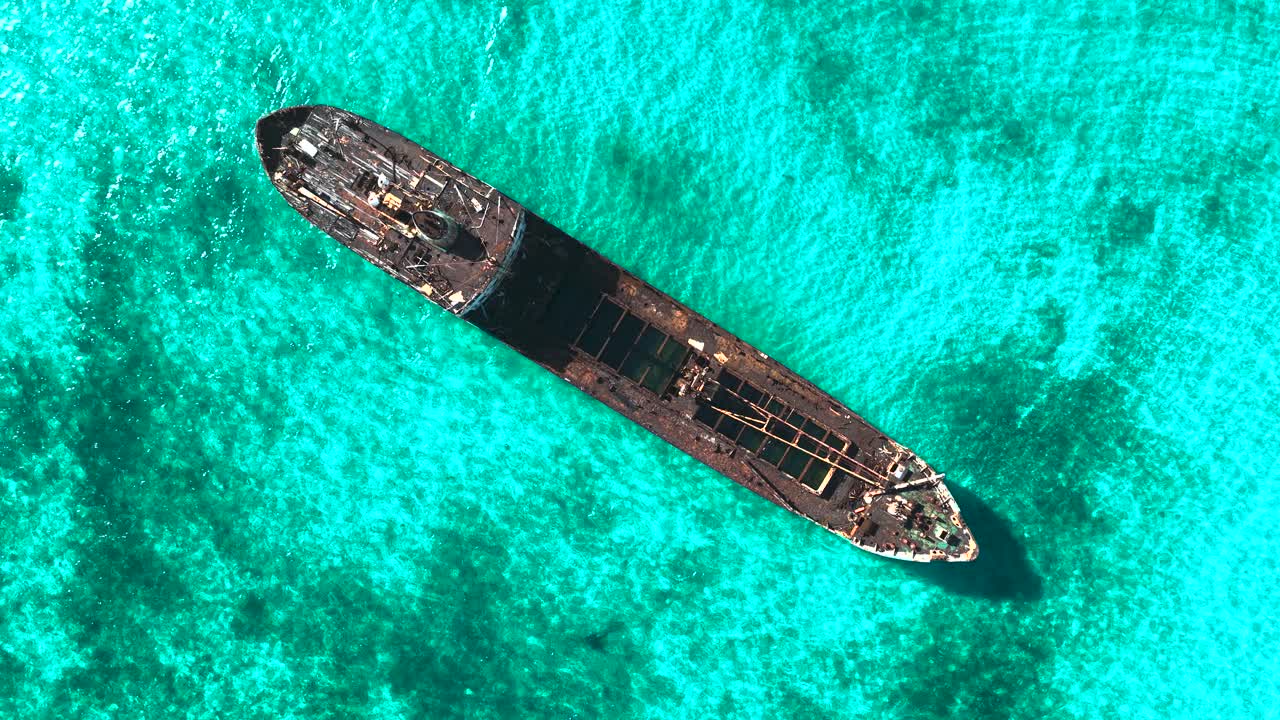 La Famille Express-skibsvraget ved Providenciales på Turks- og Caicosøerne. Berømt skibsvrag. Tropisk landskab. Fantastisk Caribisk Hav. La Famille Express-skibsvraget på Turks- og Caicosøerne