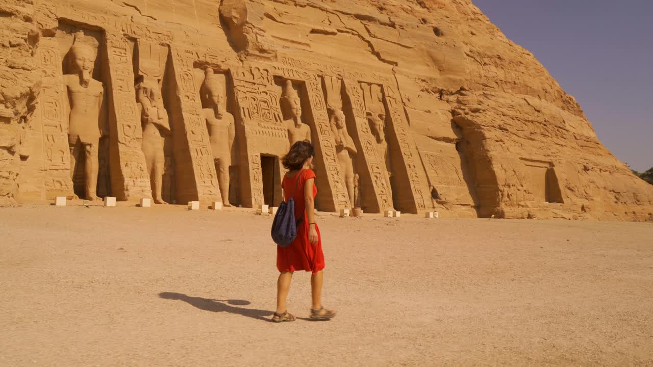 Mulher visitando os templos de Abu Simbel no Egito