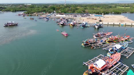 Cabaña-Flotante-A-Punto-De-Ser-Muelle-En-El-Puerto-De-Calatagan,-Batangas