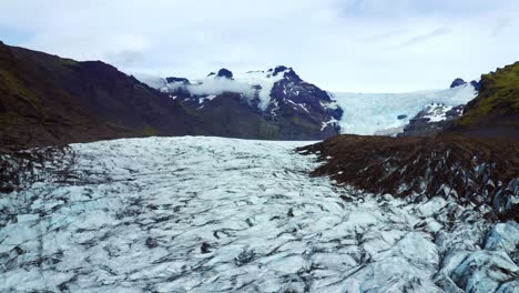 vista de drones del glaciar svínafellsjokull en la reserva natural de skaftafell en islandia
