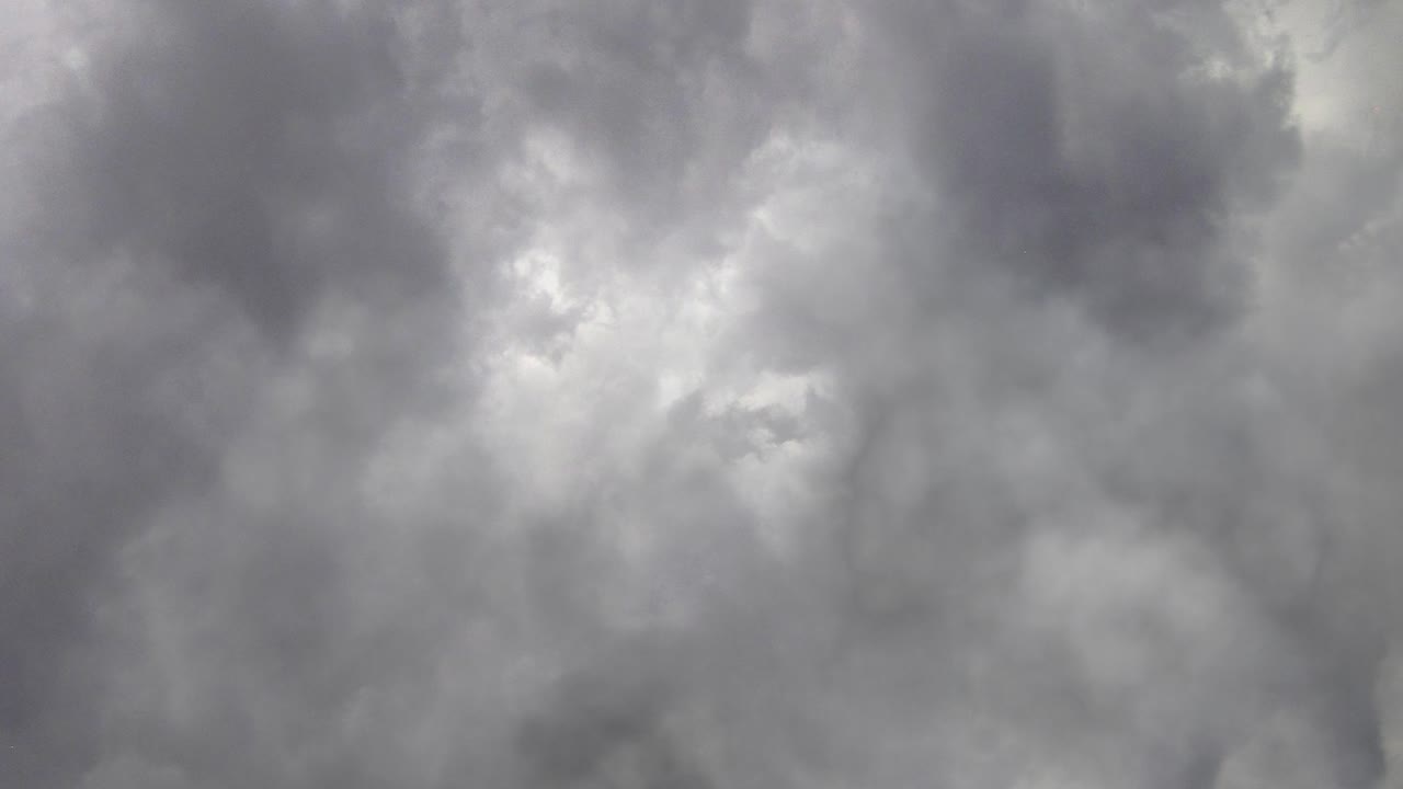 어두운 하늘이 움직이고 폭풍우가 불고 있습니다.