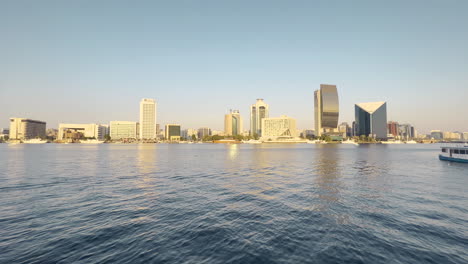 Old-Dubai-Skyline-Bei-Sonnenuntergang-über-Den-Dubai-Creek-River-Gesehen