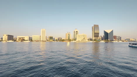 Viejo-Horizonte-De-Dubai-Visto-Al-Atardecer-Desde-El-Otro-Lado-Del-Río-Dubai-Creek