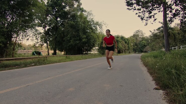 Donna che corre all'aperto