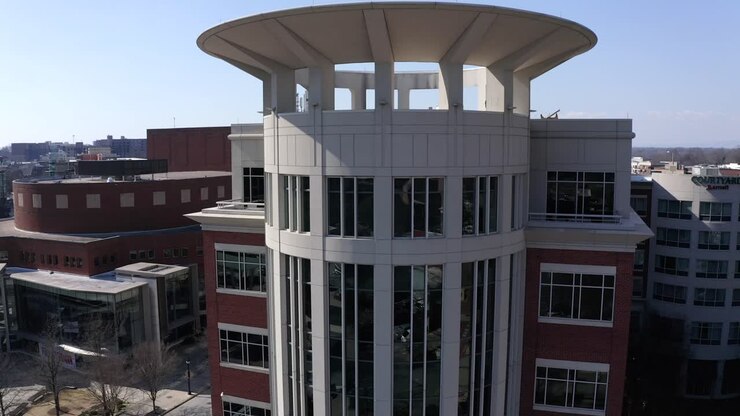 Ripresa aerea ascendente di un edificio per uffici al 40 di West Broad Street a Greenville, Carolina del Sud.