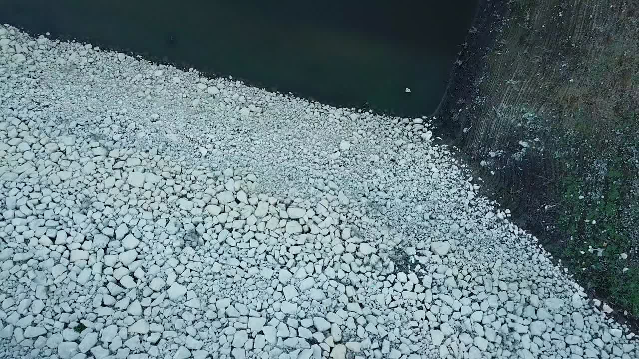 강 바닥의 바위에서 을 는, 드론 영상, su01