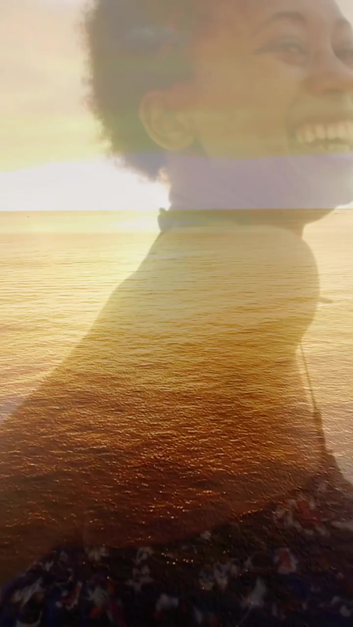 Animation af afroamerikansk par, der holder i hånd på stranden over hav ved solnedgang