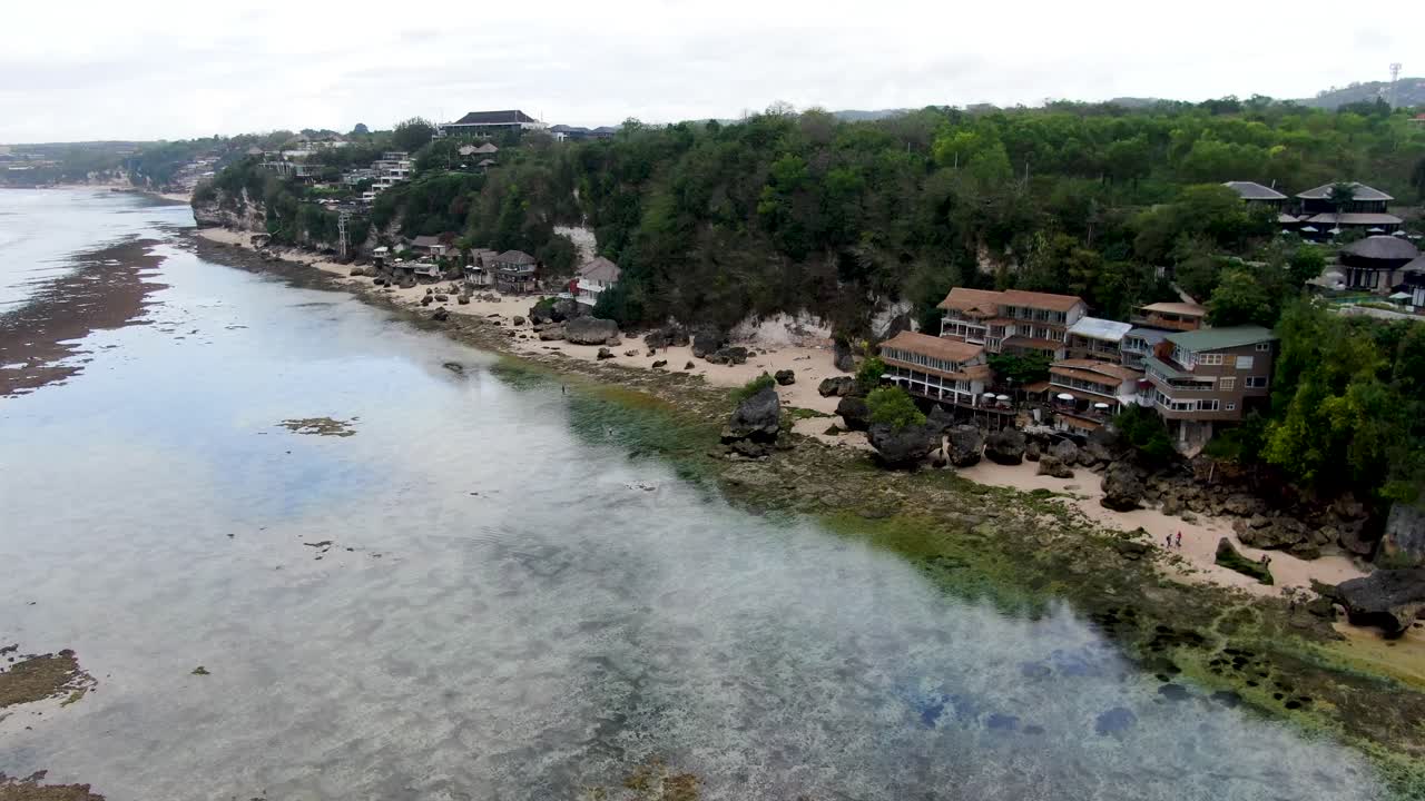 complejo de villas de lujo tropical en la costa de bali, vista aérea hacia adelante