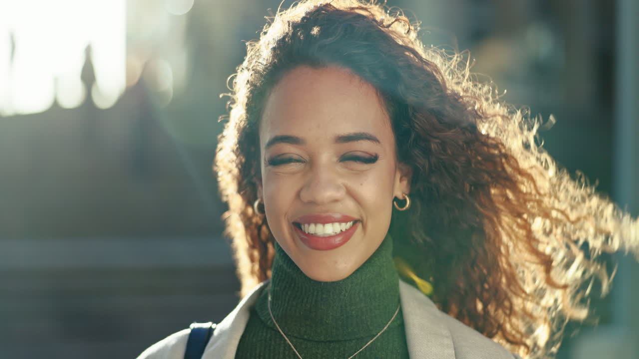 mañana, ciudad y cara de mujer de negocios en la ciudad