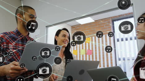animación de la red de conexiones con iconos sobre diversos colegas hablando en la oficina