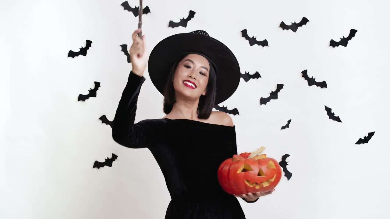 bruja con calabaza y varita mágica