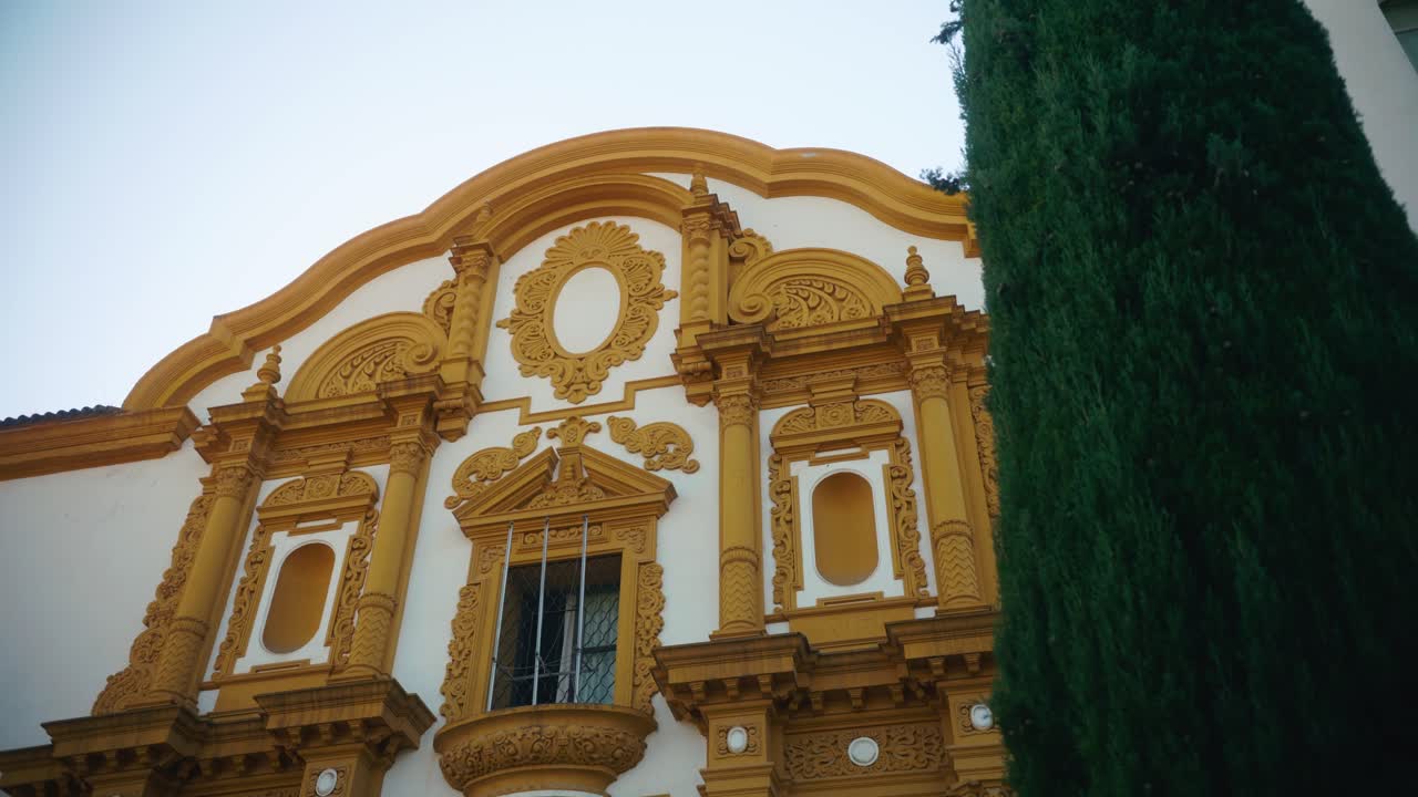Facciata dettagliata di chiesa barocca con colonne e archi scolpiti