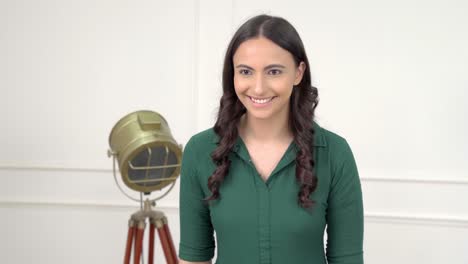 mujer musulmana india haciendo adaab