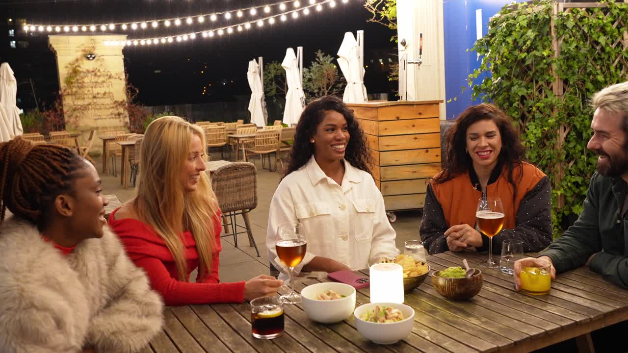 Gente disfrutando de una cena en un restaurante al aire libre