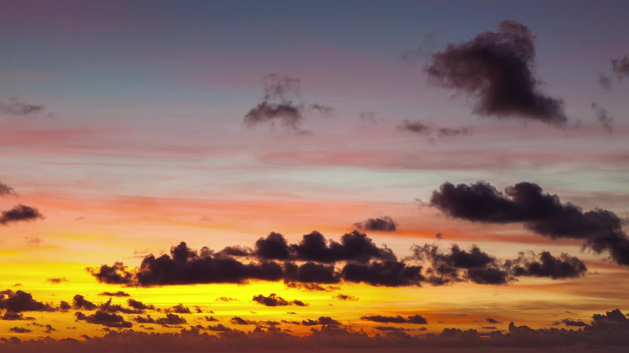 asombroso deslizamiento de tiempo nublado del amanecer