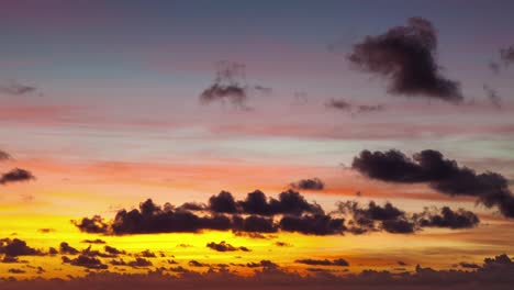 asombroso deslizamiento de tiempo nublado del amanecer