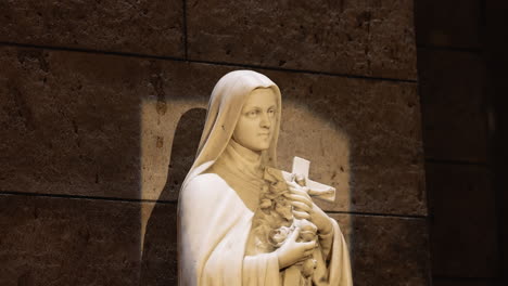 statue de sainte thérèse de lisieux à montmartre, en france