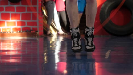 persona que lleva zapatos de boxeo