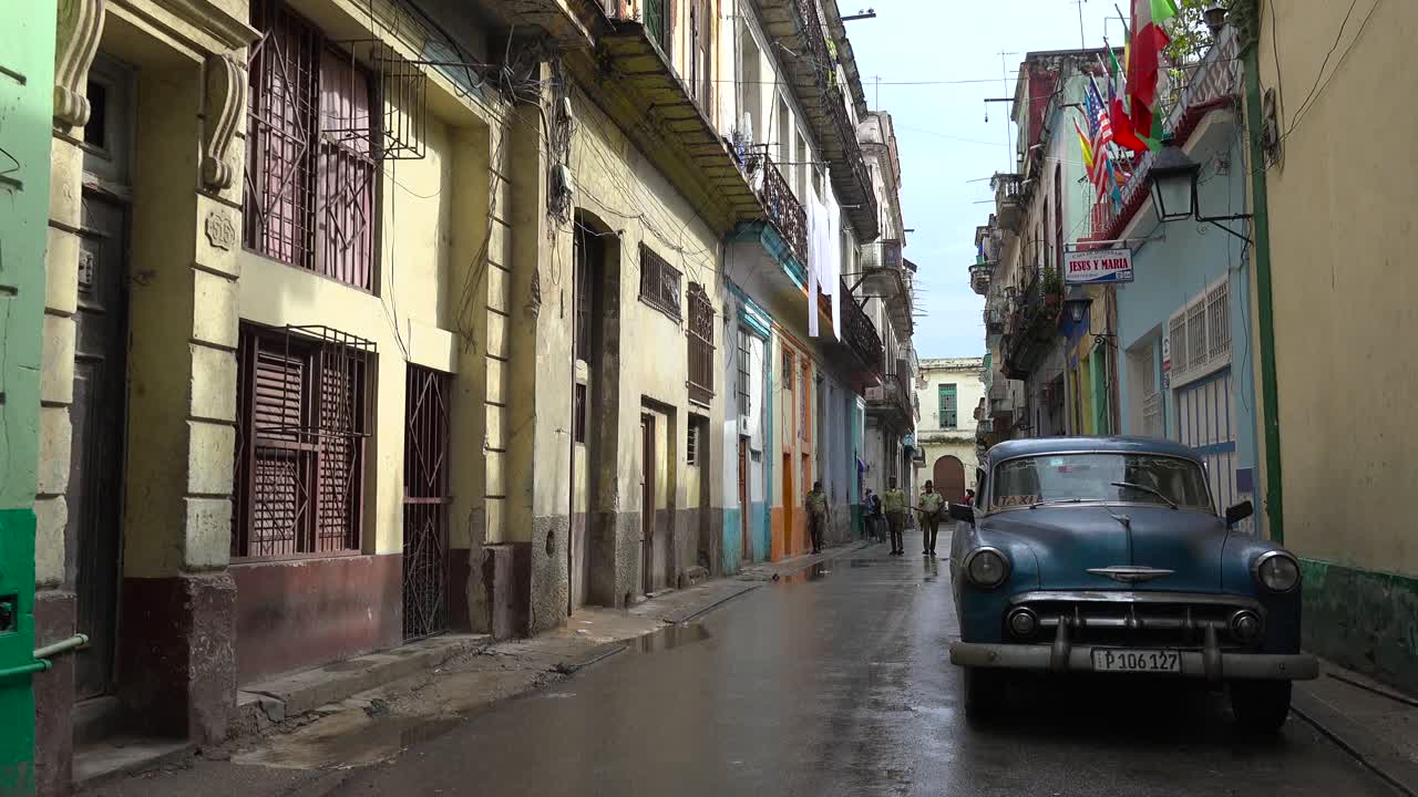 la ciudad vieja de la habana cuba después de la lluvia con un primer plano clásico de autos viejos