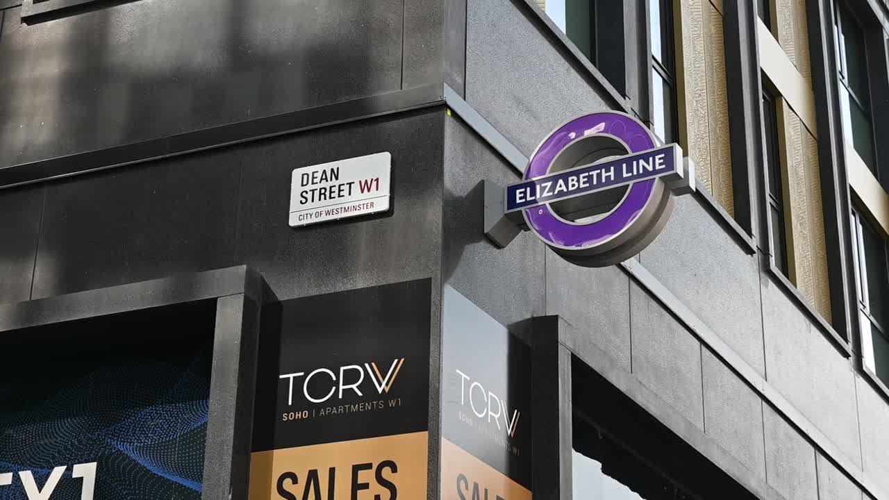 Stazione della Elizabeth Line su Dean Street W1, Londra, Regno Unito