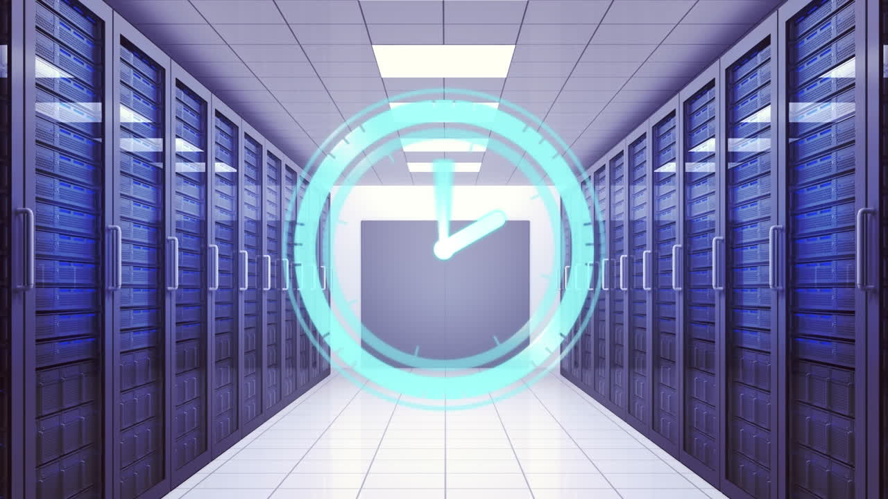 animación del reloj moviéndose rápidamente sobre los servidores de la computadora en la sala de tecnología