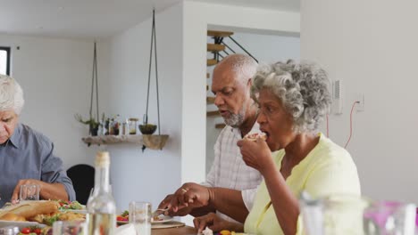 Gente-Feliz-Y-Diversa-Cenando-En-Una-Casa-De-Retiro