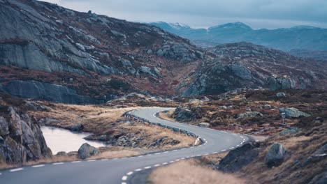 Eine-Schmale-Straße-Schlängelt-Sich-Durch-Die-Fremdartige-Landschaft