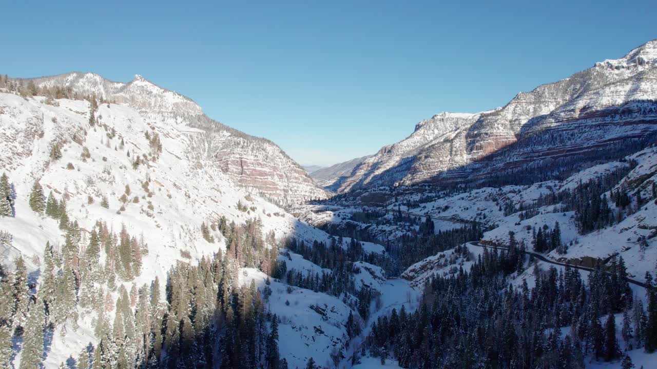 겨울에 백만 달러짜리 고속도로 협곡 도로의 무인 항공기 공중 전망 상승