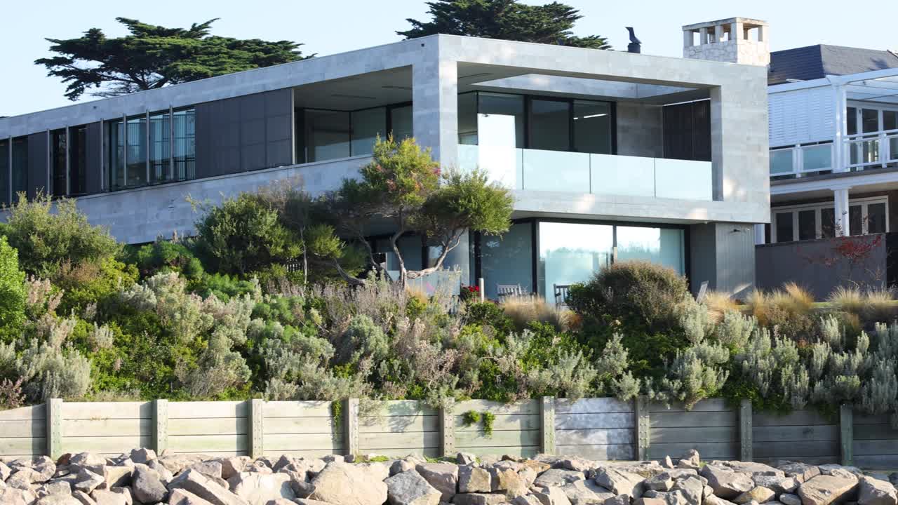 casas modernas rodeadas de exuberante vegetación