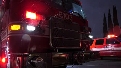 camión de bomberos en la escena de la emergencia - tormenta