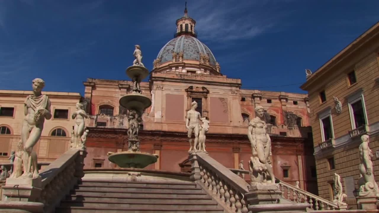 많은 조각상이 이탈리아 팔레르모의 로마 카톨릭 성당 외부에 전시되어 있습니다.