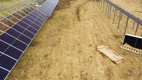 Volando-Entre-Filas-De-Granja-De-Paneles-Solares-En-Proceso-De-Construcción