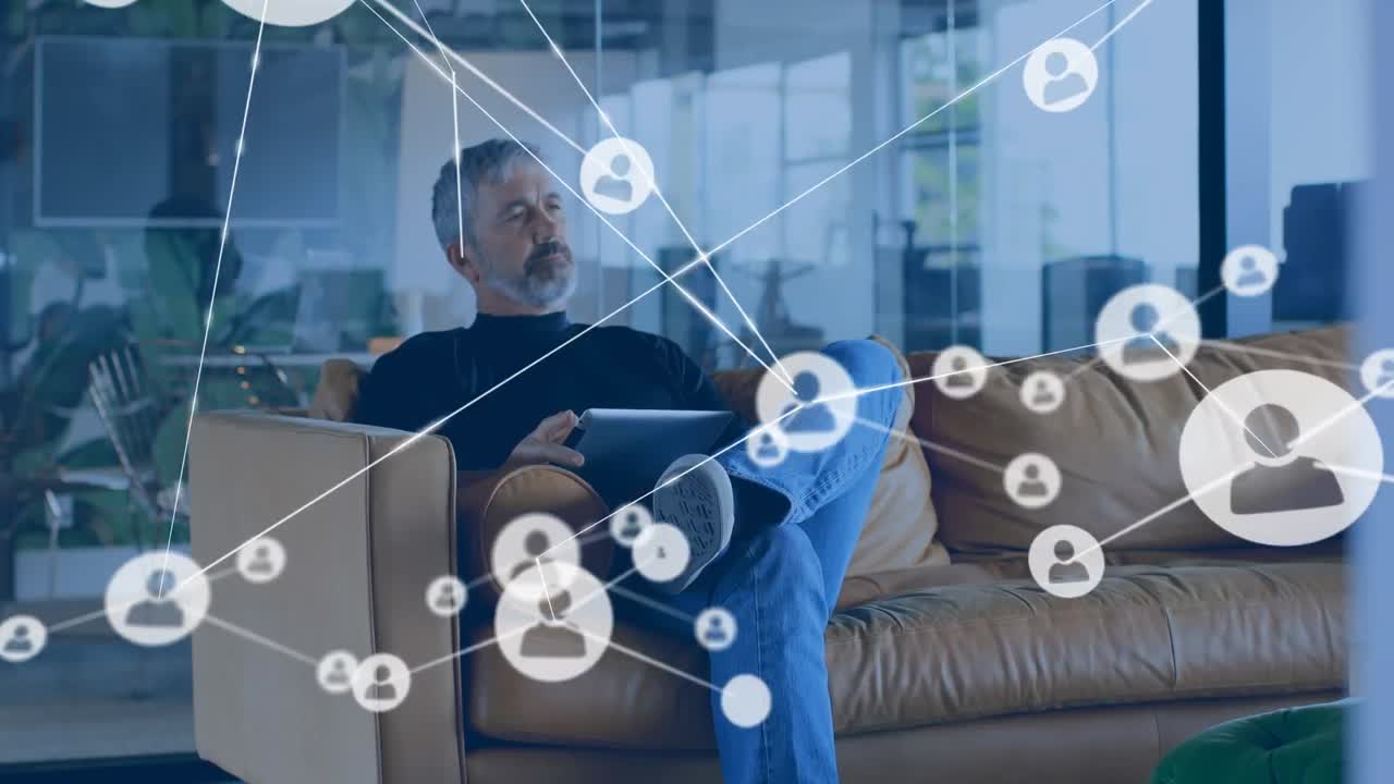 animación de la red de conexiones con iconos sobre empresario caucásico usando tableta