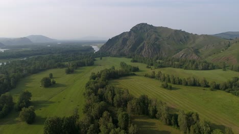 Vista-Aérea-De-Verano-Del-Río-Y-Las-Montañas