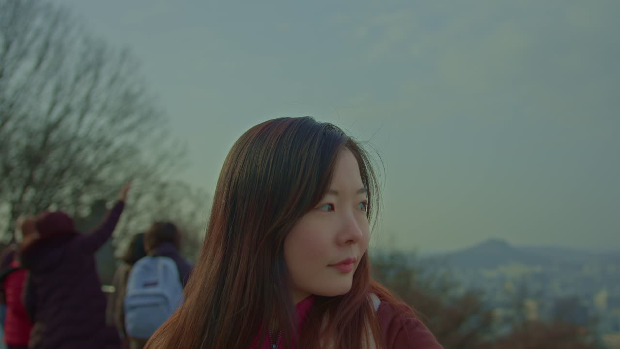 아름다운 사랑스러운 귀여운 화려한 아시아 한국 중국인 일본 여자 여자 모델 산에 야외에서 카메라에 행동