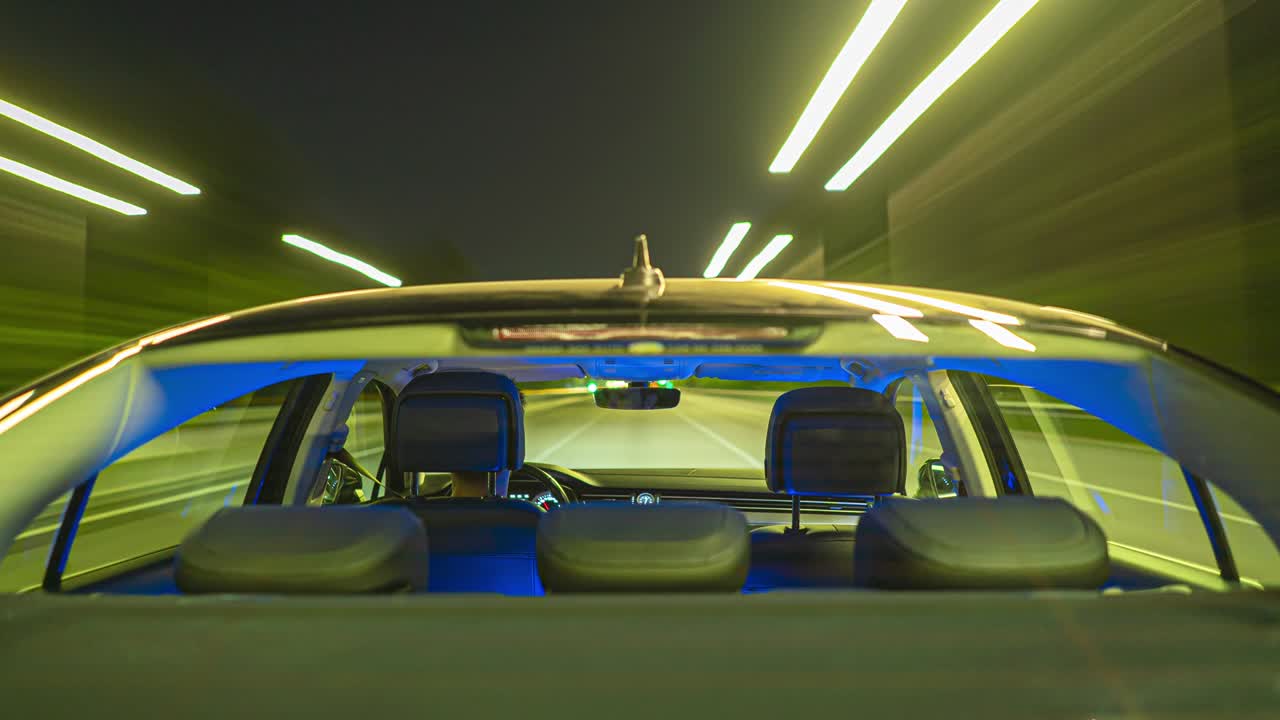 cámara fuera del coche vista desde atrás hiperlapso