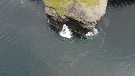 Drohnenaufnahme-Von-Wellen,-Die-In-Eine-Meereshöhle-Am-Loop-Head,-Clare,-Irland,-Hinein--Und-Herausspritzen