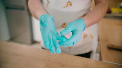 Hombre-Con-Guantes-En-La-Cocina-En-Una-Vista-De-Cerca