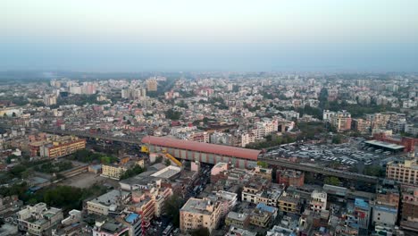 Luftaufnahme-Der-Skyline-Der-Stadt-Jaipur-Mit-Der-U-Bahn,-Die-Am-Bahnhof-Ankommt
