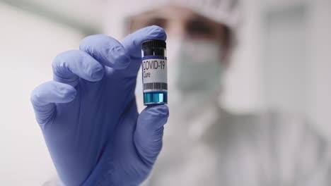 video de un médico de laboratorio que muestra una cura para el coronavirus