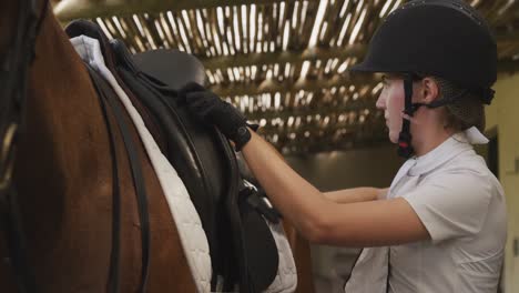 Mujer-Caucásica-Preparando-El-Caballo-De-Doma