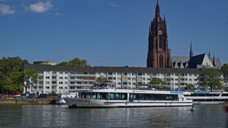 bajo la catedral, los barcos de pasajeros transportan a los clientes.