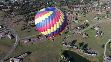 globo aerostático volando sobre el paisaje de colorado usa en un día soleado de verano, disparo de drones