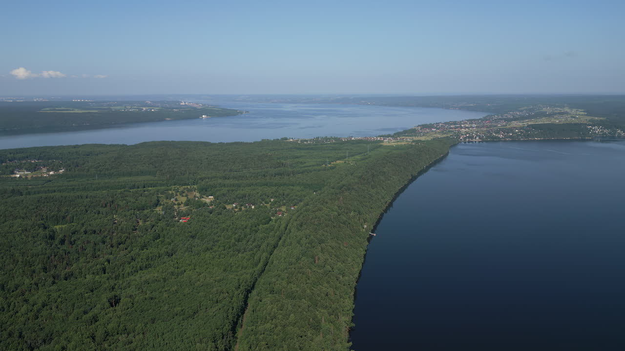 vista aérea de un lago y el bosque circundante