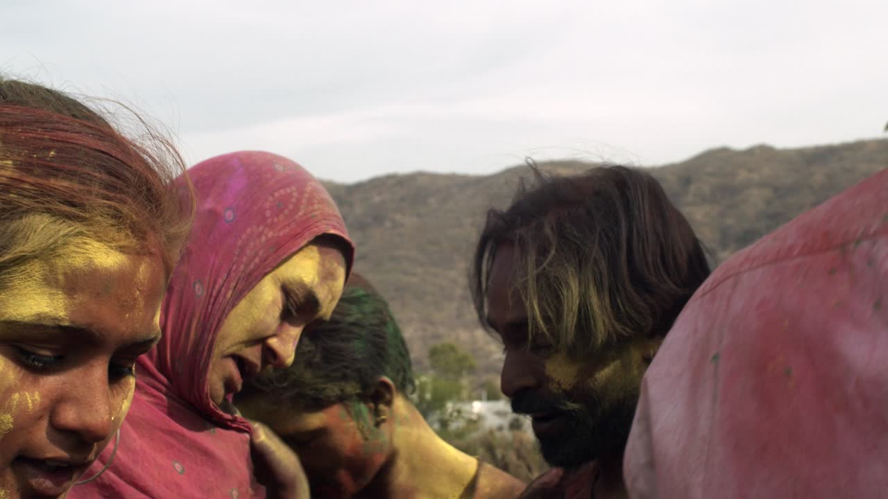 gente multiétnica celebrando el festival de los colores holi en la india
