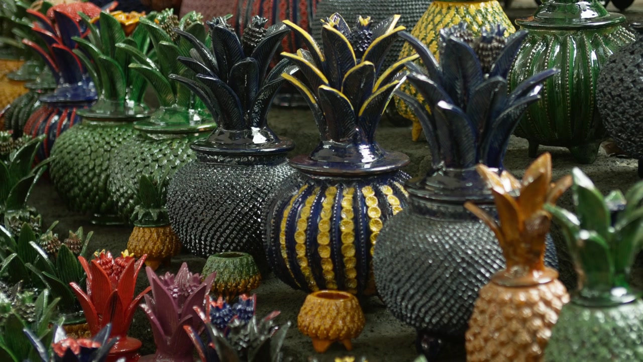 Gros plan sur des ornements décoratifs en forme d'ananas aux motifs complexes sur un marché artisanal